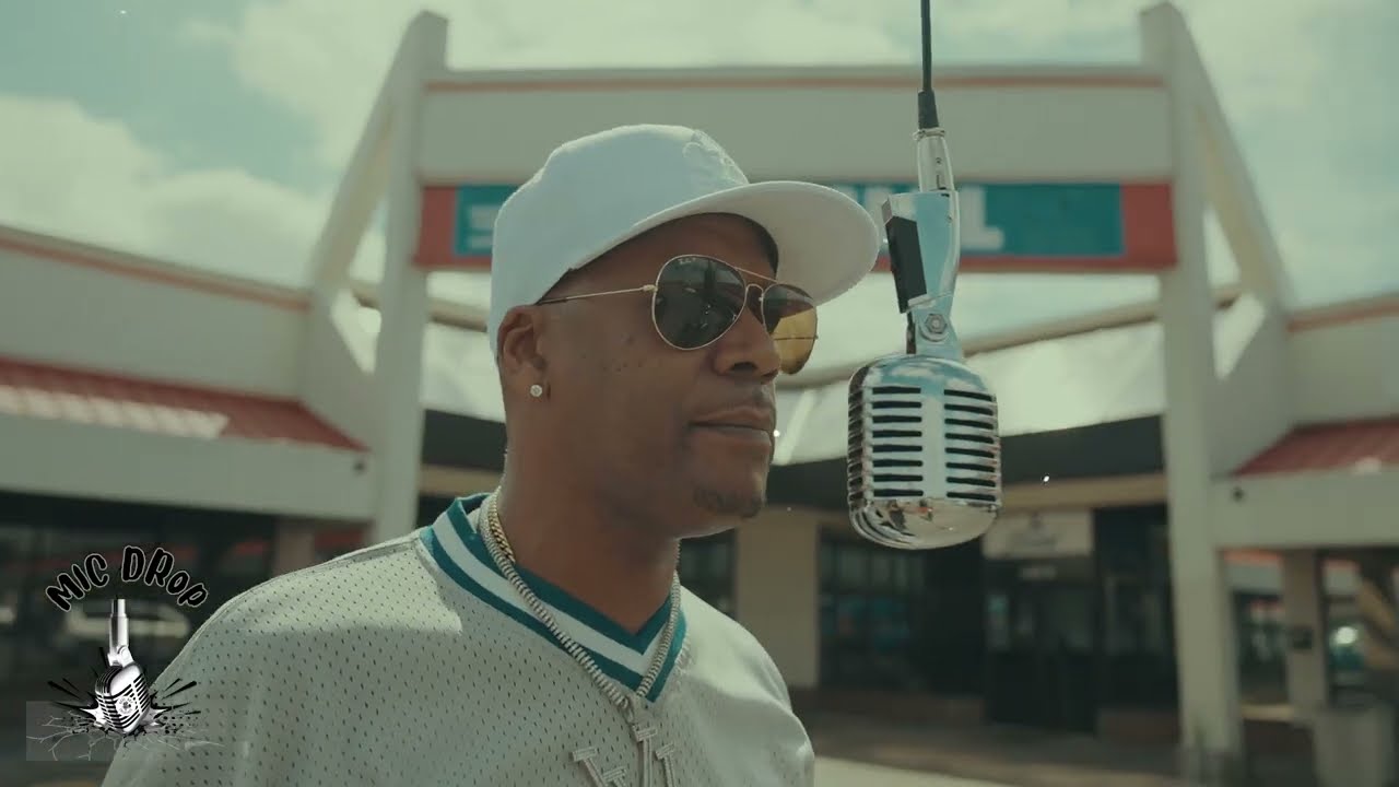 Van Vedo beside a microphone in the I'm On It video